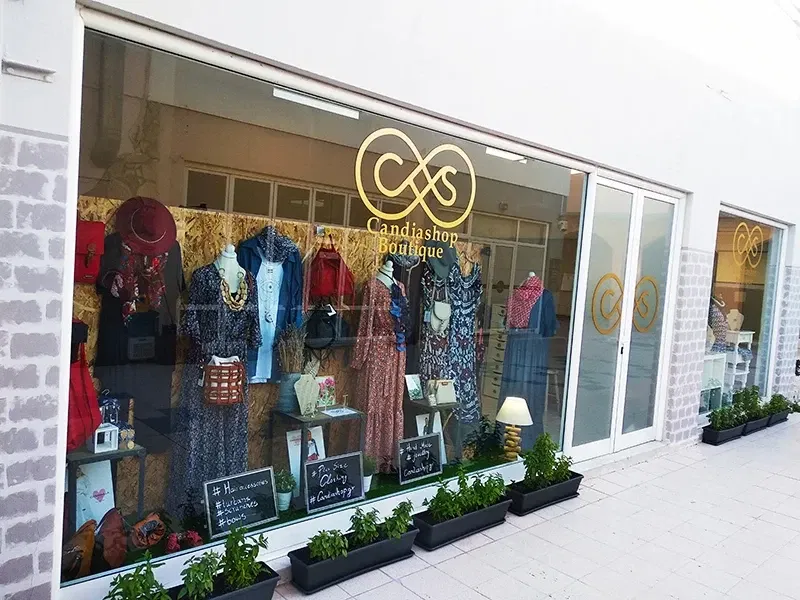 Βιτρίνα καταστήματος Candiashop Boutique στο Ηράκλειο Κρήτης με φορέματα μεγάλα μεγέθη και αξεσουάρ μόδας