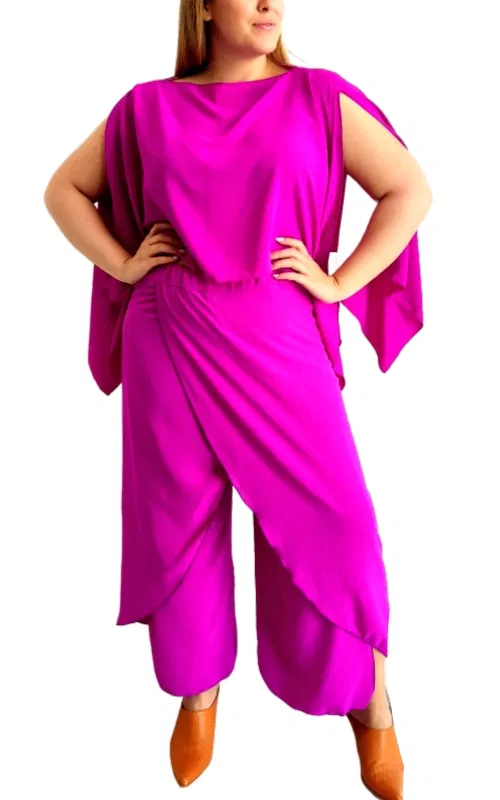 Γυναίκα με φούξια καλοκαιρινό σετ plus size με ντραπέ μπλούζα και παντελόνι από κατάστημα Ηρακλείου Κρήτης